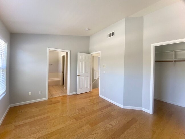 Building Photo - 2-Bedroom + Loft Condo for rent! Downtown ...