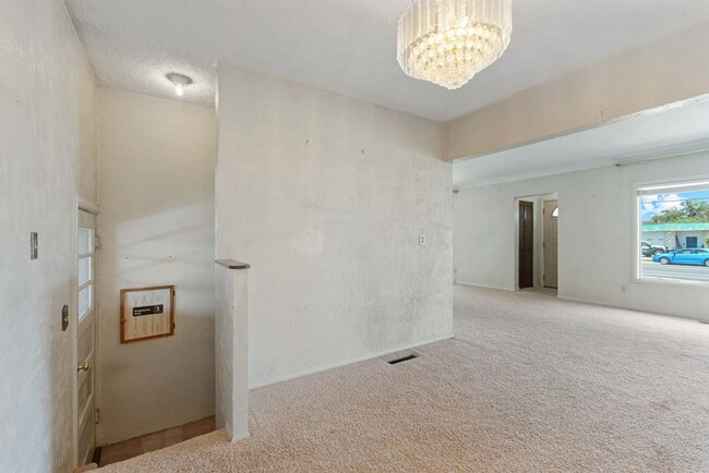 Building Photo - 4 BED 2.5 BATH HOME IN REXBURG