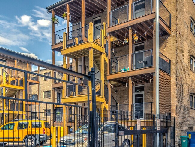 Building Photo - 7020 N Paulina St