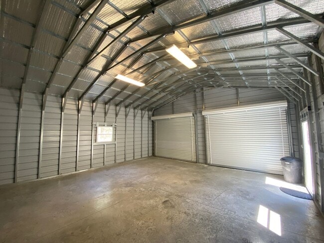 Building Photo - Gorgeous Home w/Huge Shop in La Pine!