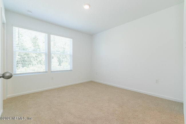 Building Photo - 215 Elmhurst Ln