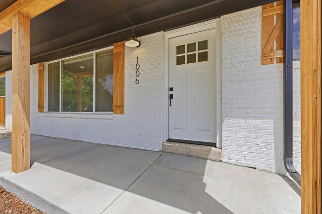 Building Photo - $2,595.95 - 3 Bed/2 Bath Home in Colorado Springs with Large backyard.