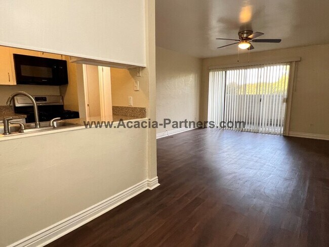 Building Photo - One Bedroom Townhouse