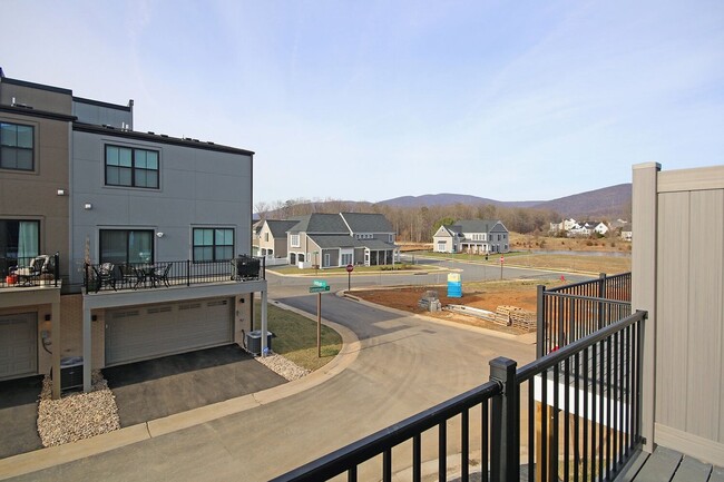 Building Photo - Light-Filled End-Unit Old Trail Townhome