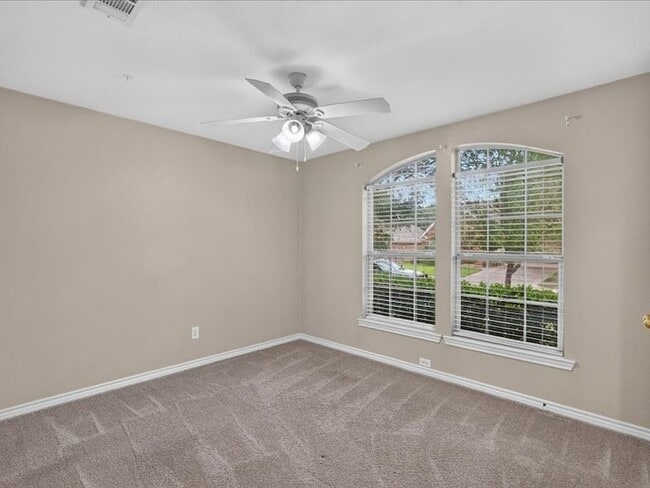 Building Photo - 5912 Meadowglen Dr