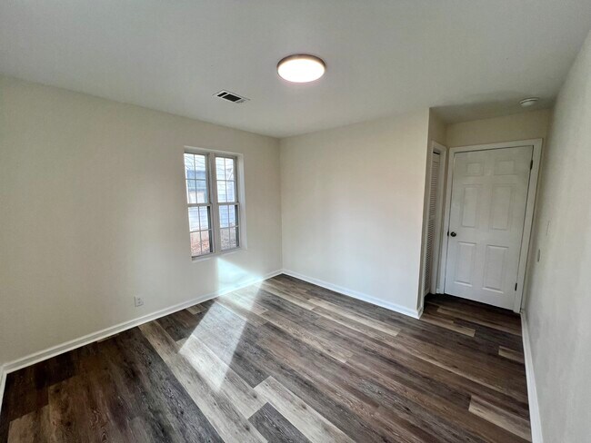 Building Photo - 1127 E Highland Ave