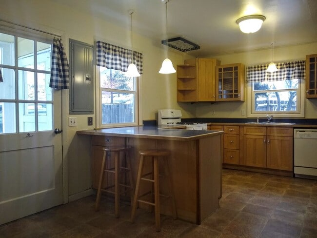 Building Photo - Application Pending - 2 Bedroom, 1 Level Home for Rent in White Salmon