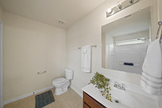 Building Photo - 1102 Honeysuckle Vine Dr
