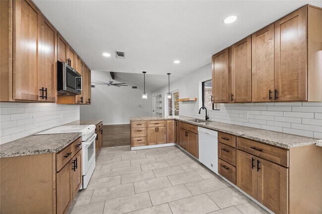 Building Photo - 431 Evergreen Dr