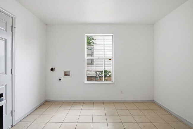 Building Photo - 1305 Bellevidere Dr