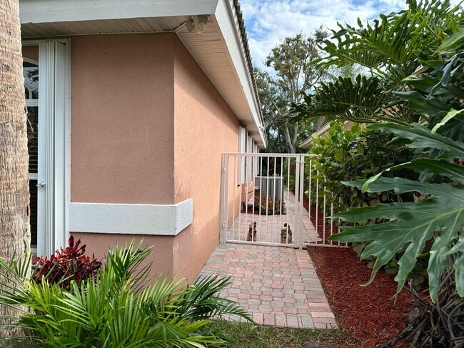 Building Photo - 13255 Royale Sabal Ct