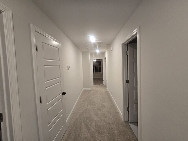 Building Photo - 509 N Halifax Ct