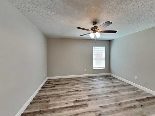Building Photo - 1866 W Hialeah Dr