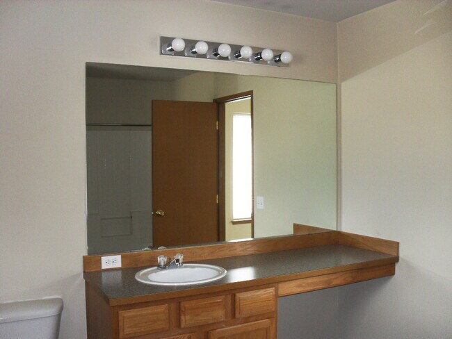 Building Photo - Beautiful 4 Bedroom 2.5 Bath in Liberty Ri...