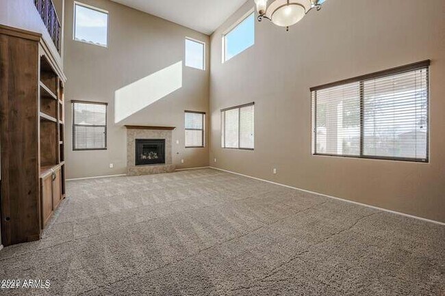 Building Photo - BEAUTIFUL SURPRISE HOME