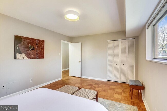 Building Photo - Private and Spacious Condo in Bethesda!