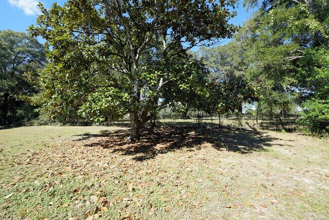 Building Photo - 116 Country Club Dr