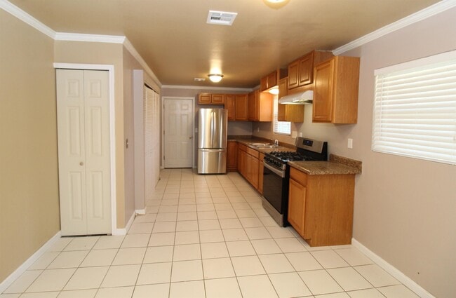 Building Photo - 709 N 12th Pl