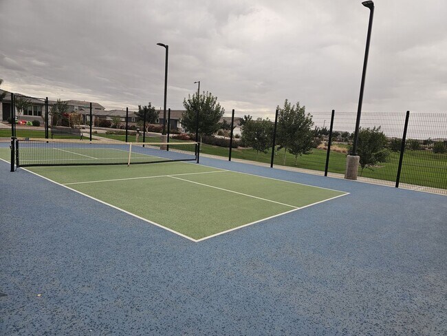 Building Photo - 5 BEDROOM 4 BATH SINGLE FAMILY HOME