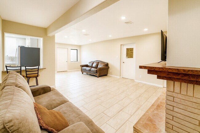 Building Photo - 1424 N Avenue F