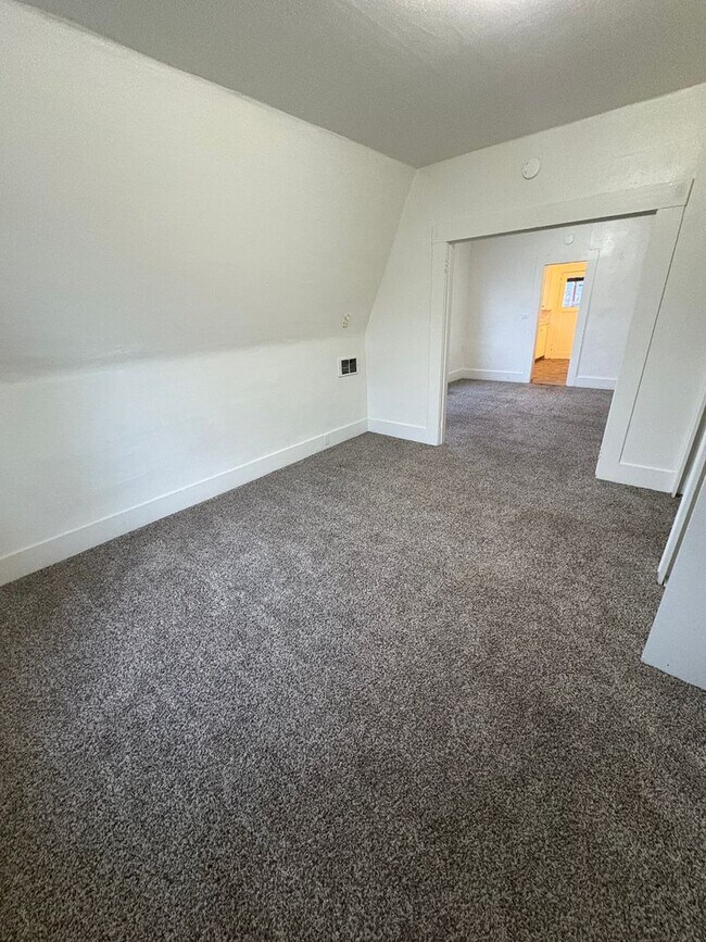 Building Photo - 440 N Grape St