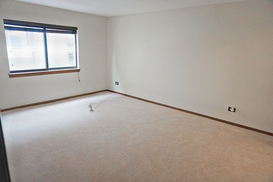 master bedroom - 603 S River Rd