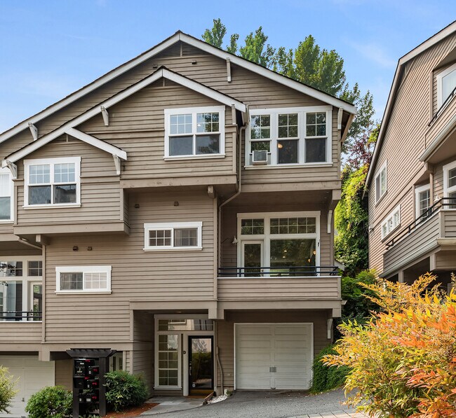 Building Photo - 2530 E Madison St