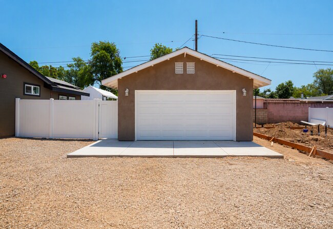 Building Photo - 4805 Charlotte Way