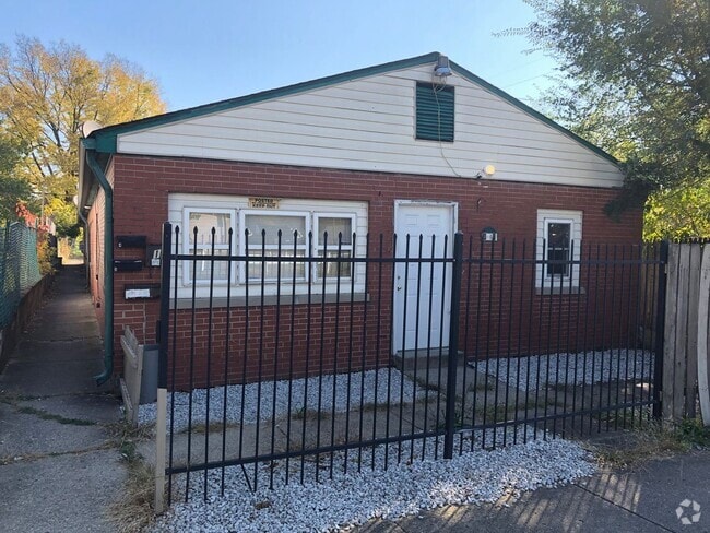 Building Photo - 1005 N Pershing Ave