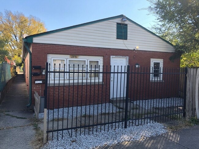 Building Photo - 1005 N Pershing Ave
