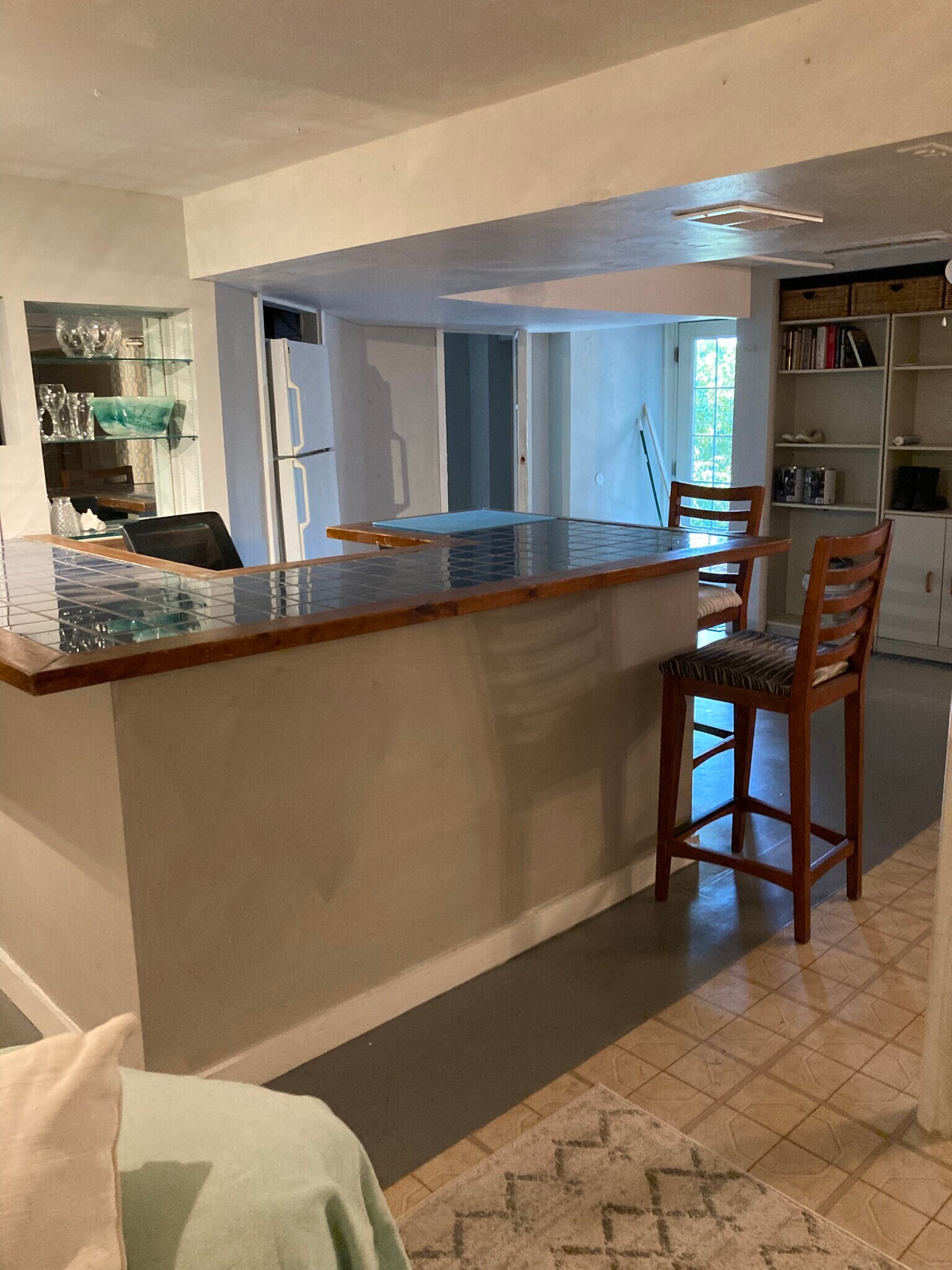 Bar - 738 Kohnen Dr