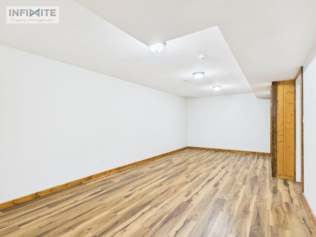 Building Photo - Four Bedroom on South Grand!