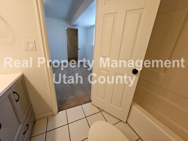Building Photo - Large Orem Home