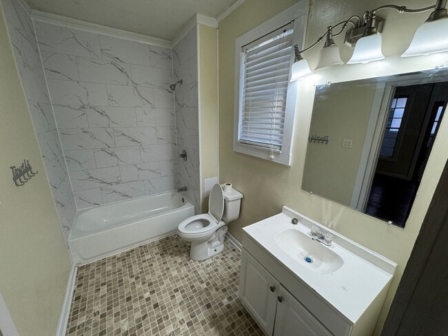 Building Photo - West Iredell Area - 4BR / 3BA + Carport