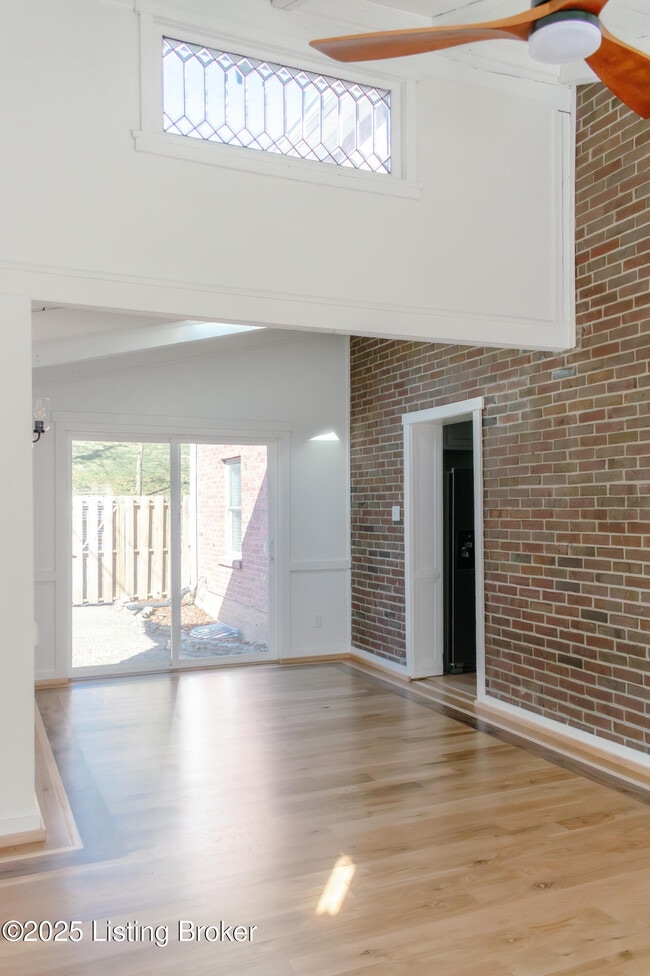 Building Photo - 2725 Brownsboro Rd