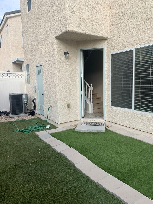 Building Photo - Cozy Two Bed Home