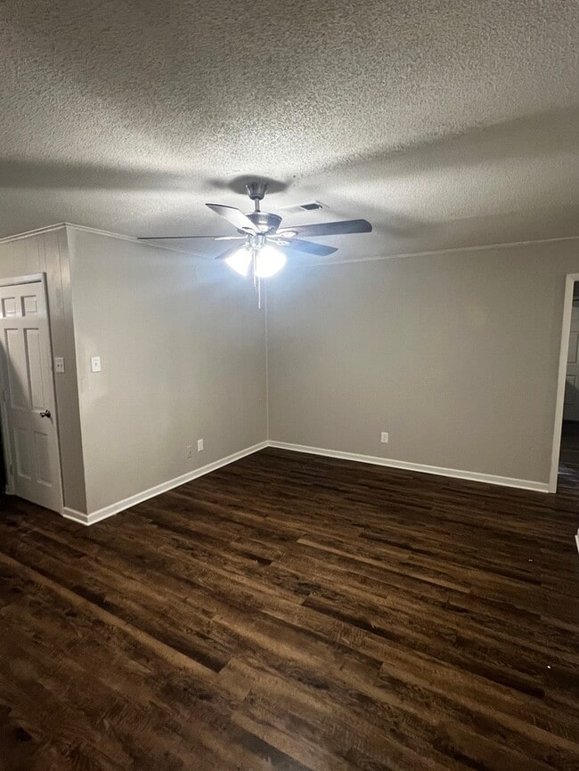 Building Photo - 8702 Oakhaven Dr