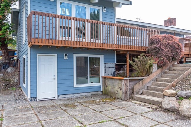 Building Photo - 4 bedroom/2 bath house in Deception Park View