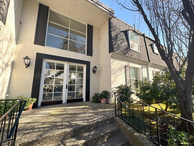 Building Photo - Spacious & Bright 3-Bedroom Condo in Menlo...