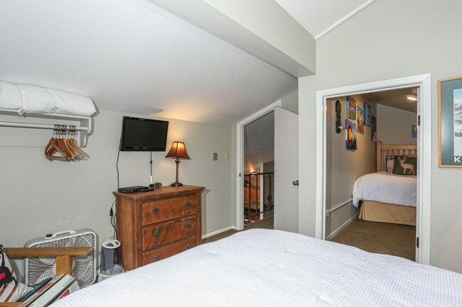 Building Photo - Move in Special! Keystone 2 bed/2bath! Plu...
