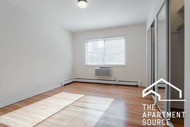 Building Photo - 424 W Oakdale Ave