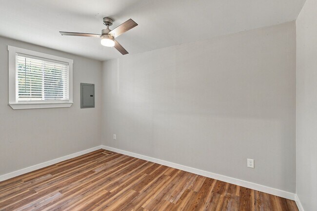 Building Photo - 714 27th Ave N
