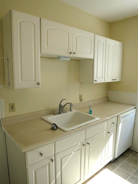 Building Photo - 36 Standish St