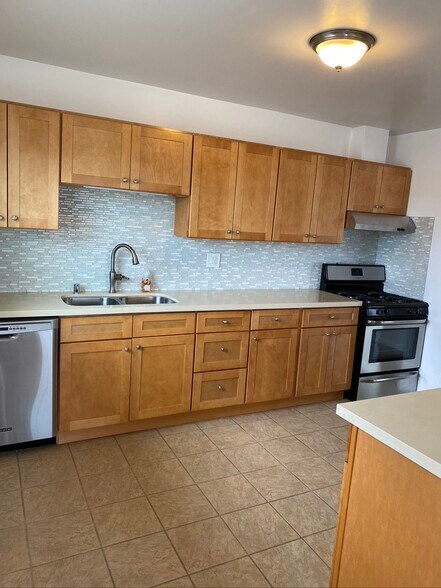 Building Photo - 566 W 38th St