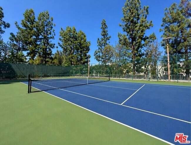 Building Photo - 100 S Doheny Dr