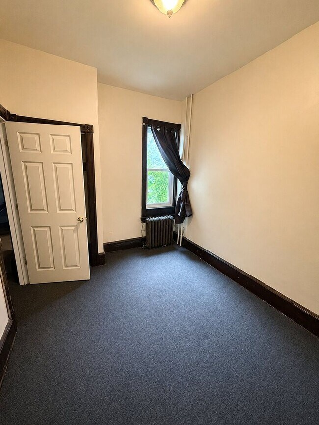 Building Photo - Spacious 6-Bedroom Rental in North Philadelphia | Small Dogs Welcome