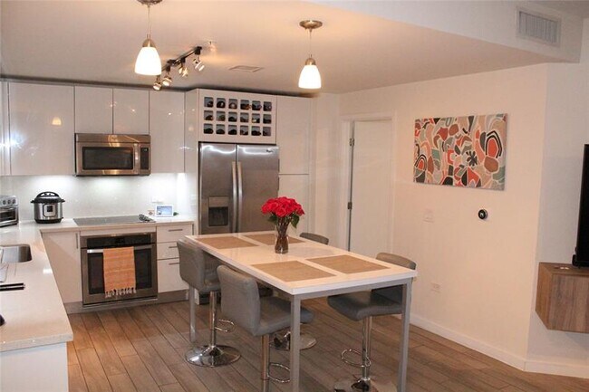 Building Photo - 999 SW 1st Ave