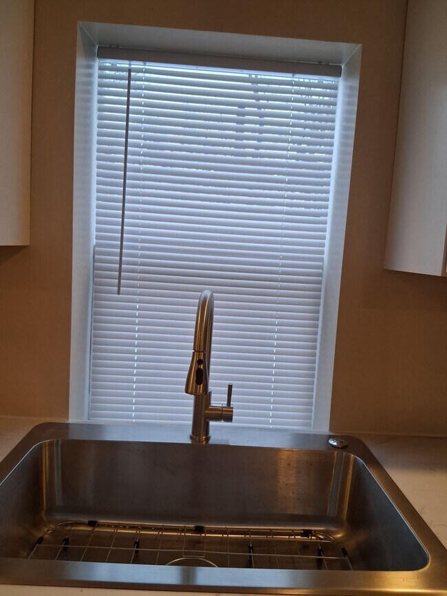 Building Photo - Quaint Newly-renovated Bungalow