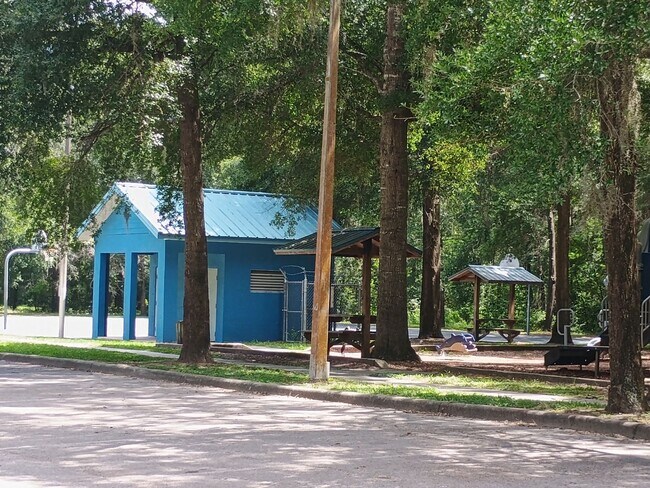 Building Photo - 4 bedroom 2 bathroom House- fenced in yard