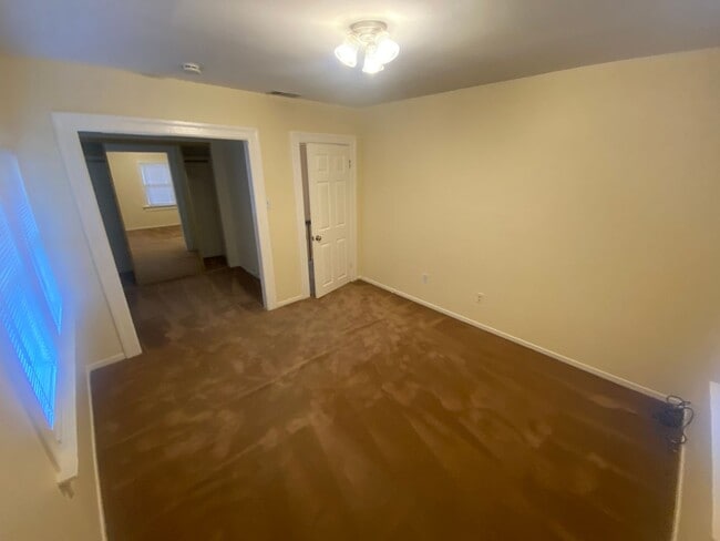 Building Photo - Advent - Gorgeous 5 Bedroom Home With Front/Backyard, Driveway & Washer/Dryer!